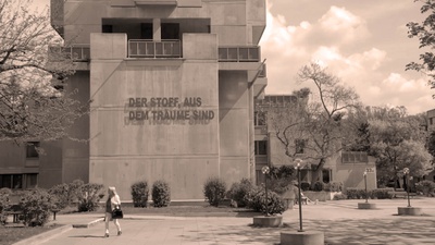 Schriftzug, Kunst am Bau: Marco Lulic | Terrassenhaussiedlung, Graz, 1978 | Interessensgemeinschaft | Arch: Werkgruppe Graz – © Stadtkino Filmverleih Schriftzug, Kunst am Bau: Marco Lulic | Terrassenhaussiedlung, Graz, 1978 | Interessensgemeinschaft | Arch: Werkgruppe Graz