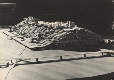 Hubert Hoffmann: Stadtberg Graz, Foto des Modells für die Überbauung des Grazer Hauptbahnhofes, 1960er-Jahre, Nachlass Hubert Hoffmann