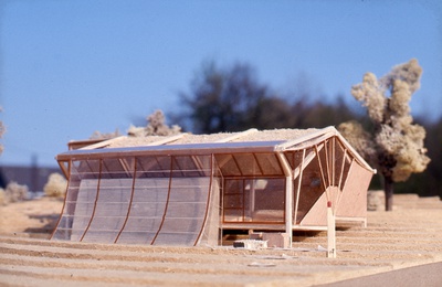 Konrad Frey: Foto des Originalmodells des Hauses Fischer, Grundlsee, des ersten Solarhauses Österreichs, um 1974, Sammlung Konrad Frey, Diapositivsammlung