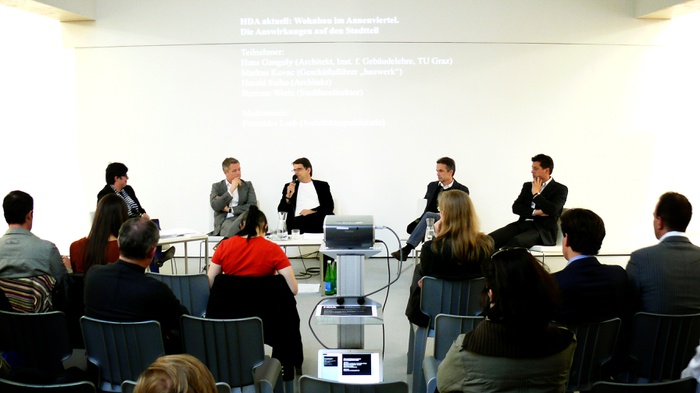 P1400149 – vlnr: Markus Kovac (Geschäftsführer „bauwerk“), Hans Gangoly (Architekt, Inst. f. Gebäudelehre, TU Graz), Harald Saiko (Architekt),
Bertram Werle (Stadtbaudirektor)