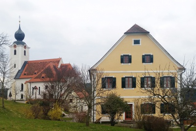© Pfarrhöfe als Flüchtlingsquartiere Caritas - Pfarrhof und Kirche St. Margarethen © Florian Novosel