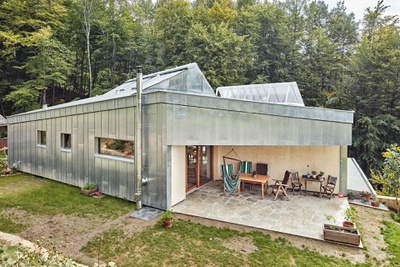 Einfamilienwohnhaus Holz- und Strohbauweise – © „go-art georg ott! Einfamilienwohnhaus Holz- und Strohbauweise